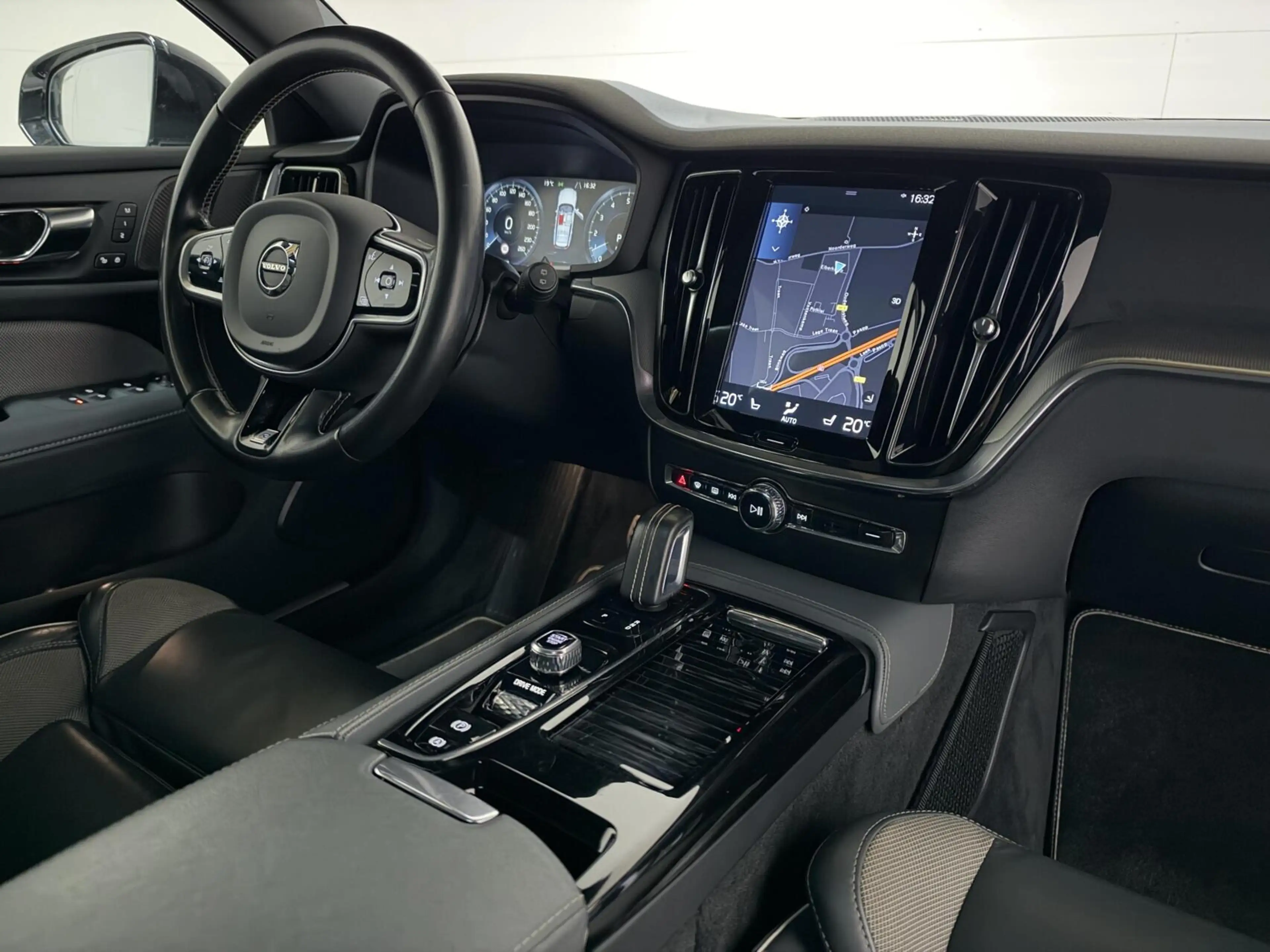 Volvo V60 2.0 T8 Twin Engine AWD R-Design Pano H/K 360° HUD — photo 18