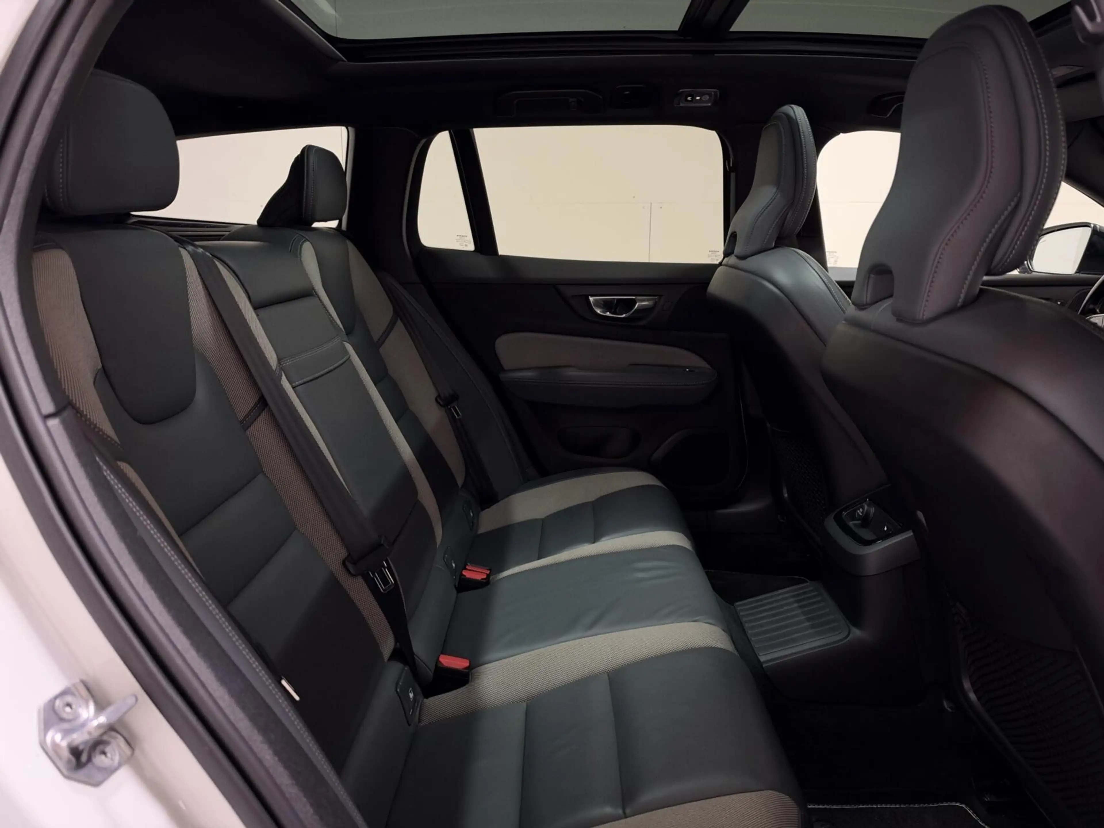 Volvo V60 2.0 T8 Twin Engine AWD R-Design Pano H/K 360° HUD — photo 21