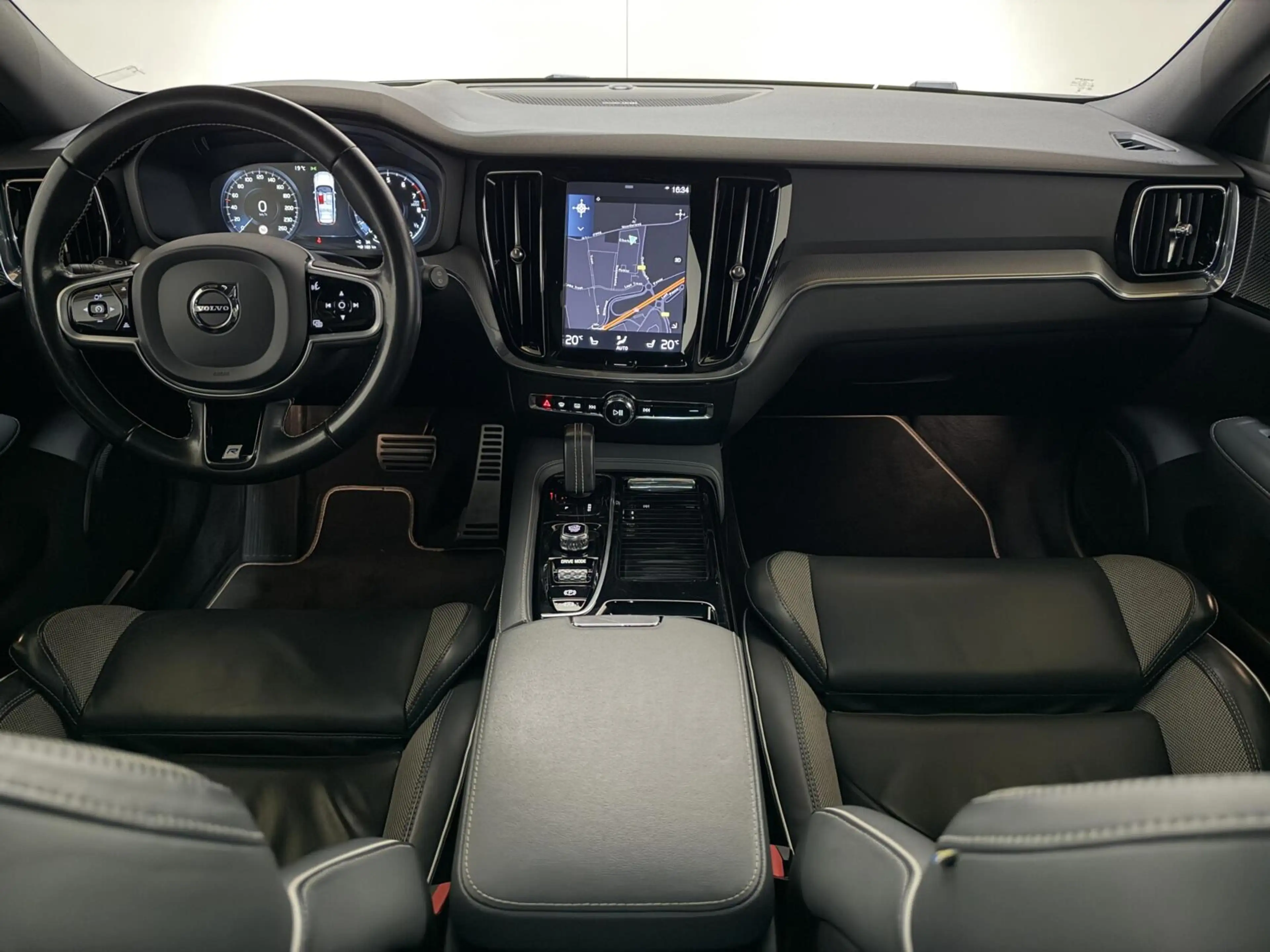 Volvo V60 2.0 T8 Twin Engine AWD R-Design Pano H/K 360° HUD — photo 26