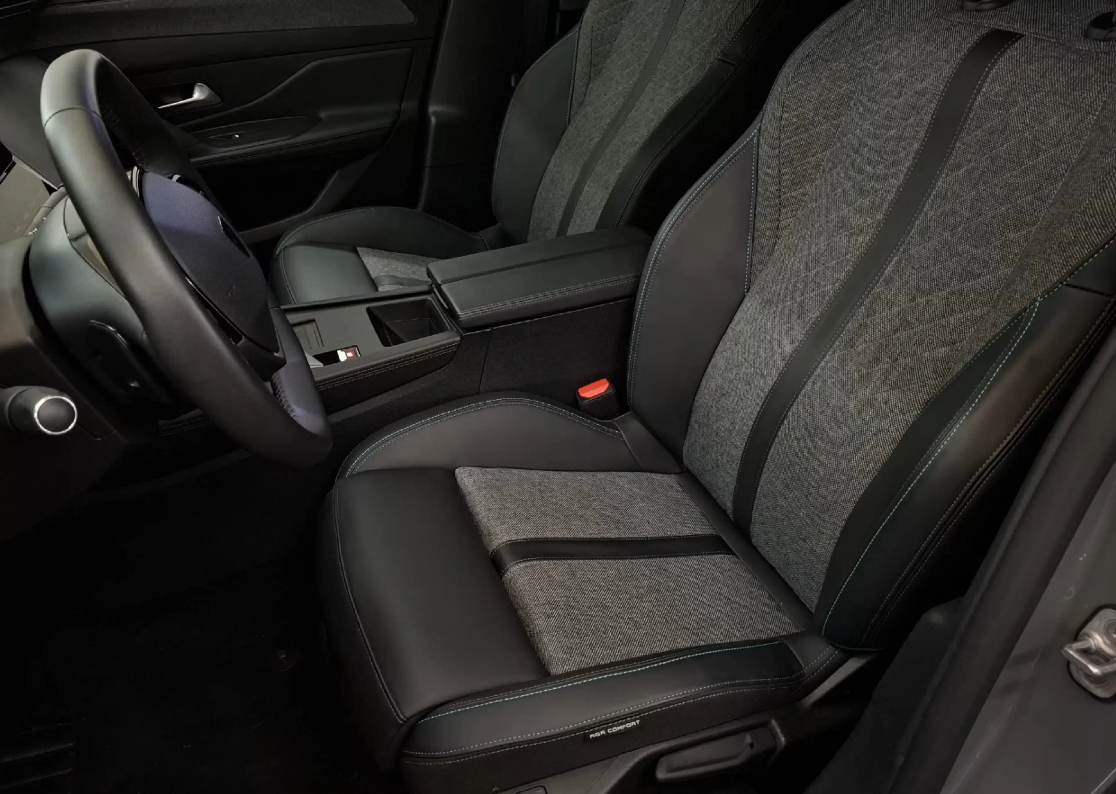 Peugeot 408 1.6 HYbrid Allure 180 EAT8 360 Camera / Winterpack — photo 2