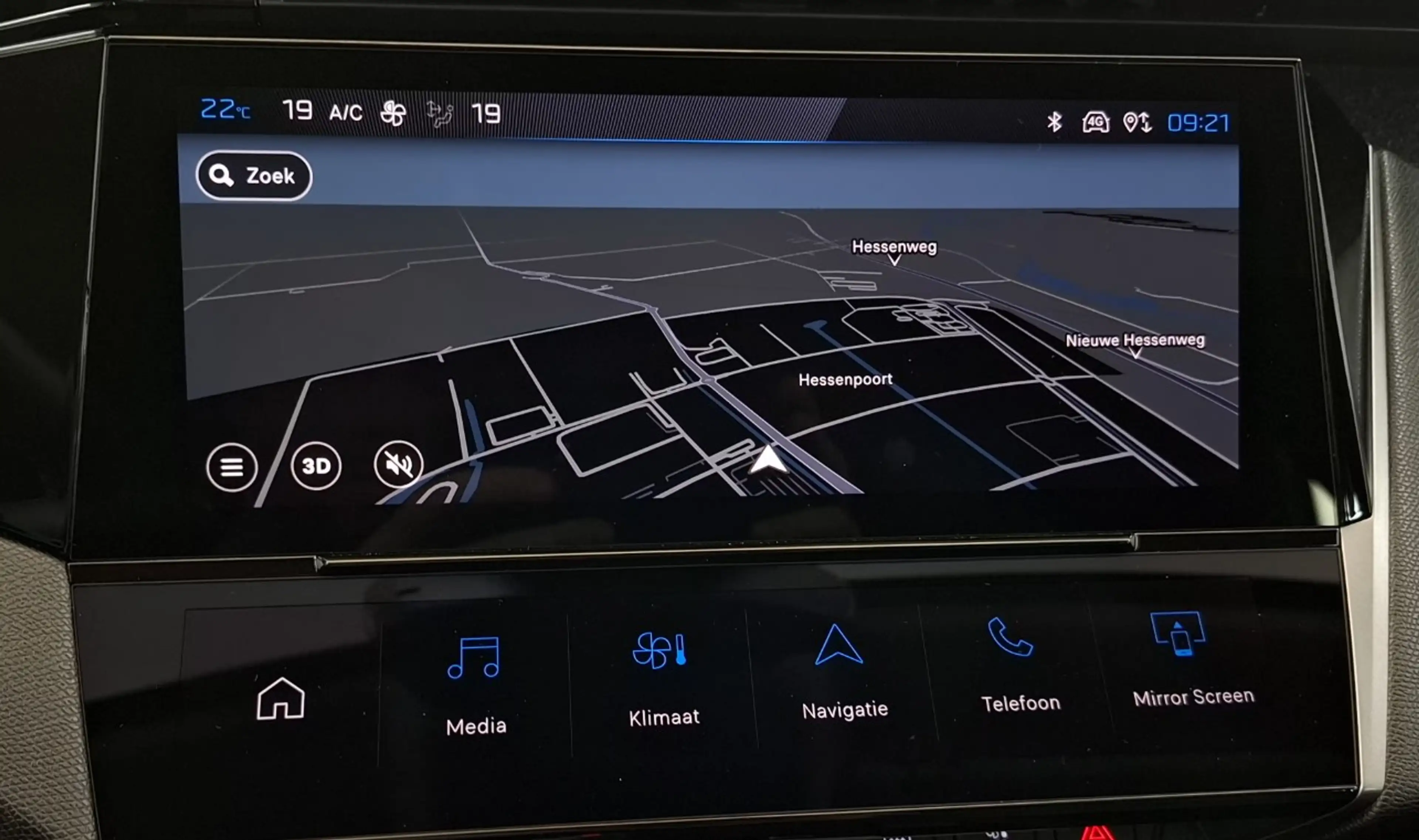 Peugeot 408 1.6 HYbrid Allure 180 EAT8 360 Camera / Winterpack — photo 13