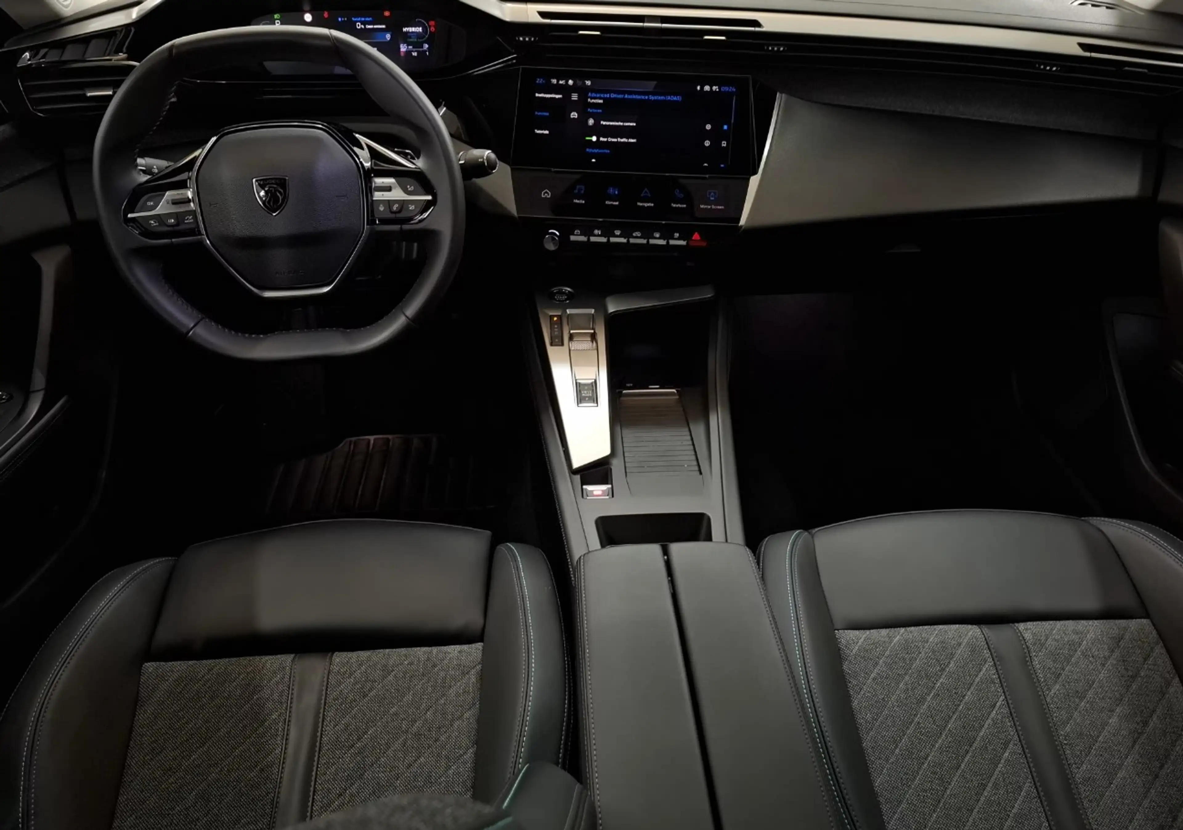 Peugeot 408 1.6 HYbrid Allure 180 EAT8 360 Camera / Winterpack — photo 4