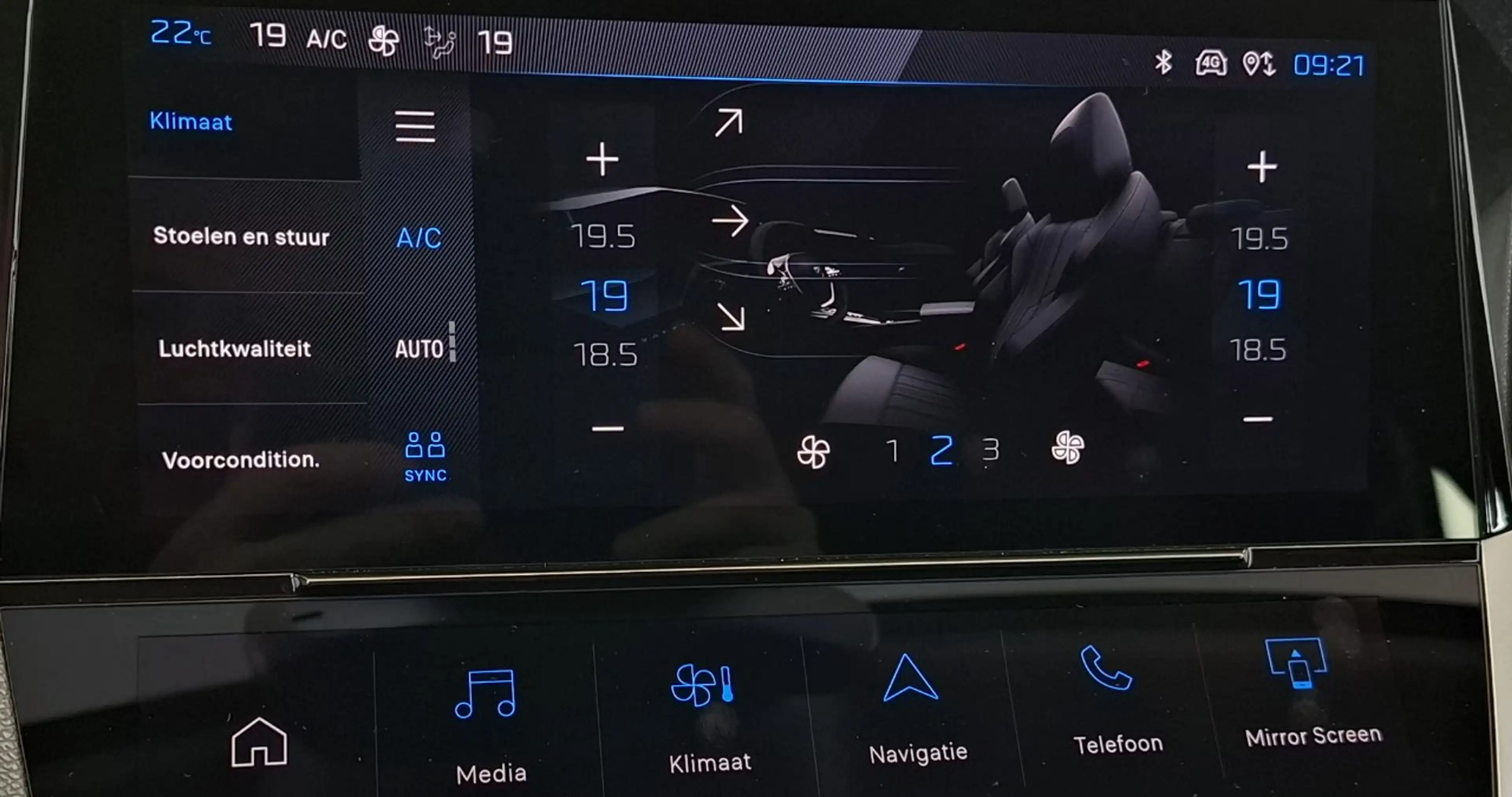 Peugeot 408 1.6 HYbrid Allure 180 EAT8 360 Camera / Winterpack — photo 16
