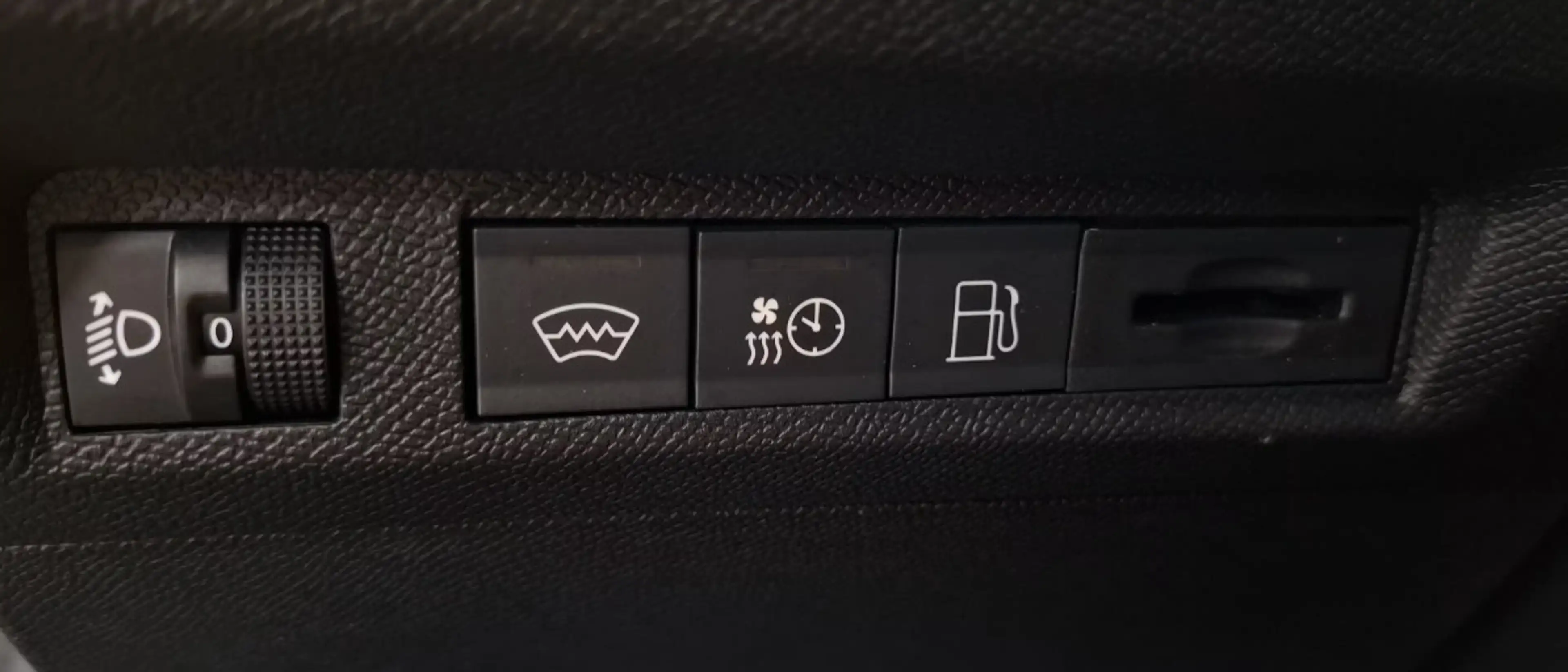 Peugeot 408 1.6 HYbrid Allure 180 EAT8 360 Camera / Winterpack — photo 12