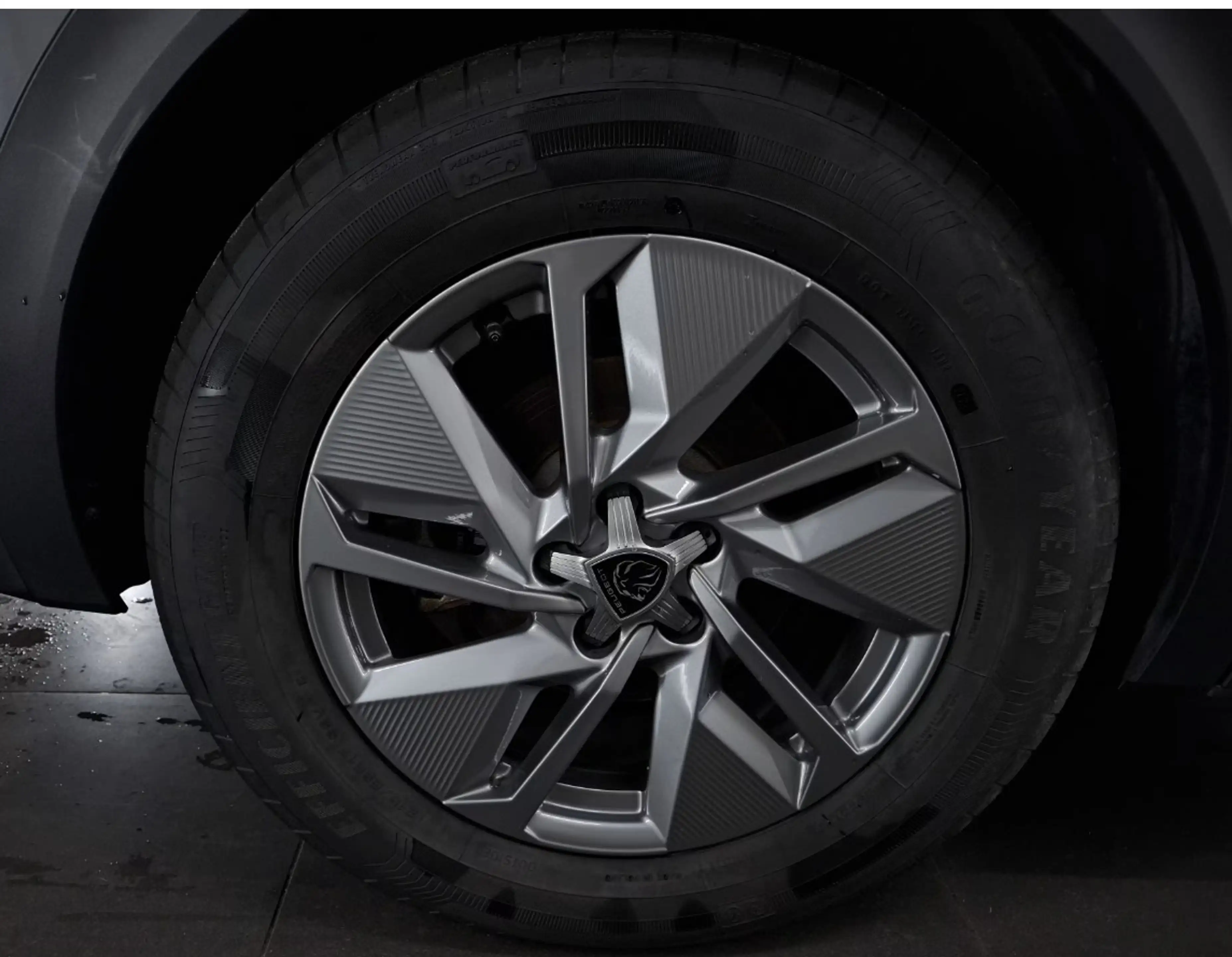 Peugeot 408 1.6 HYbrid Allure 180 EAT8 360 Camera / Winterpack — photo 11