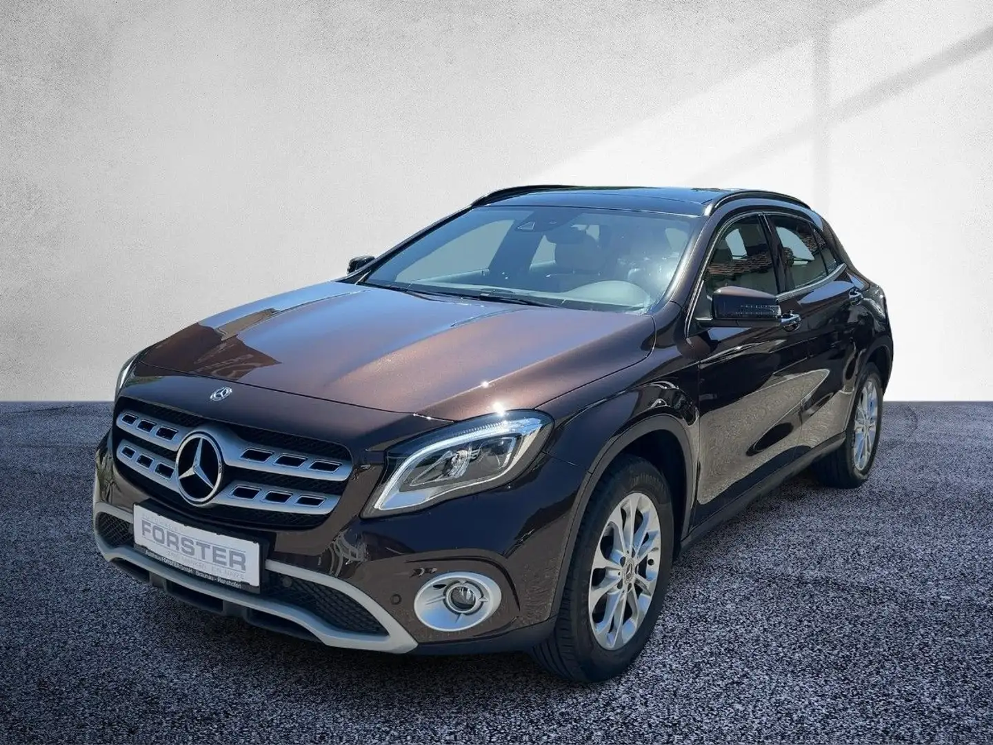Mercedes-Benz GLA 180 Style KeyGo Shz Navi LED eHeck Pano AHK Braun - 1