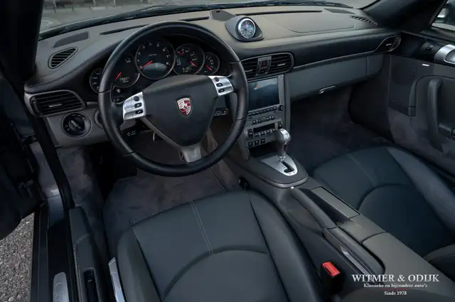 Porsche 911 view 9
