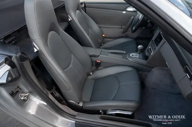 Porsche 911 view 6