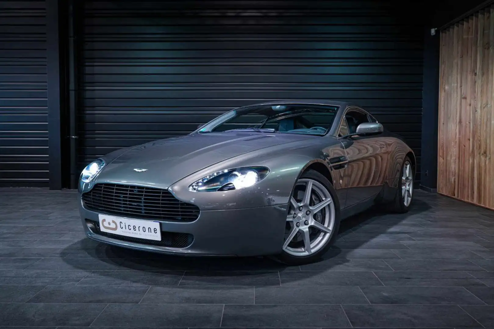 Aston Martin V8 Vantage Gris - 1