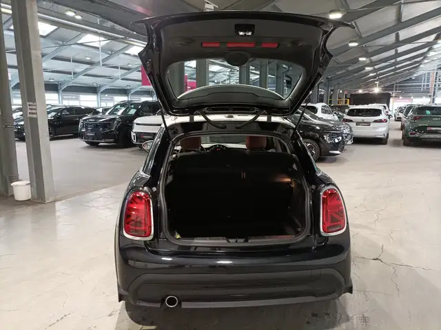 Mini Hatch view 6