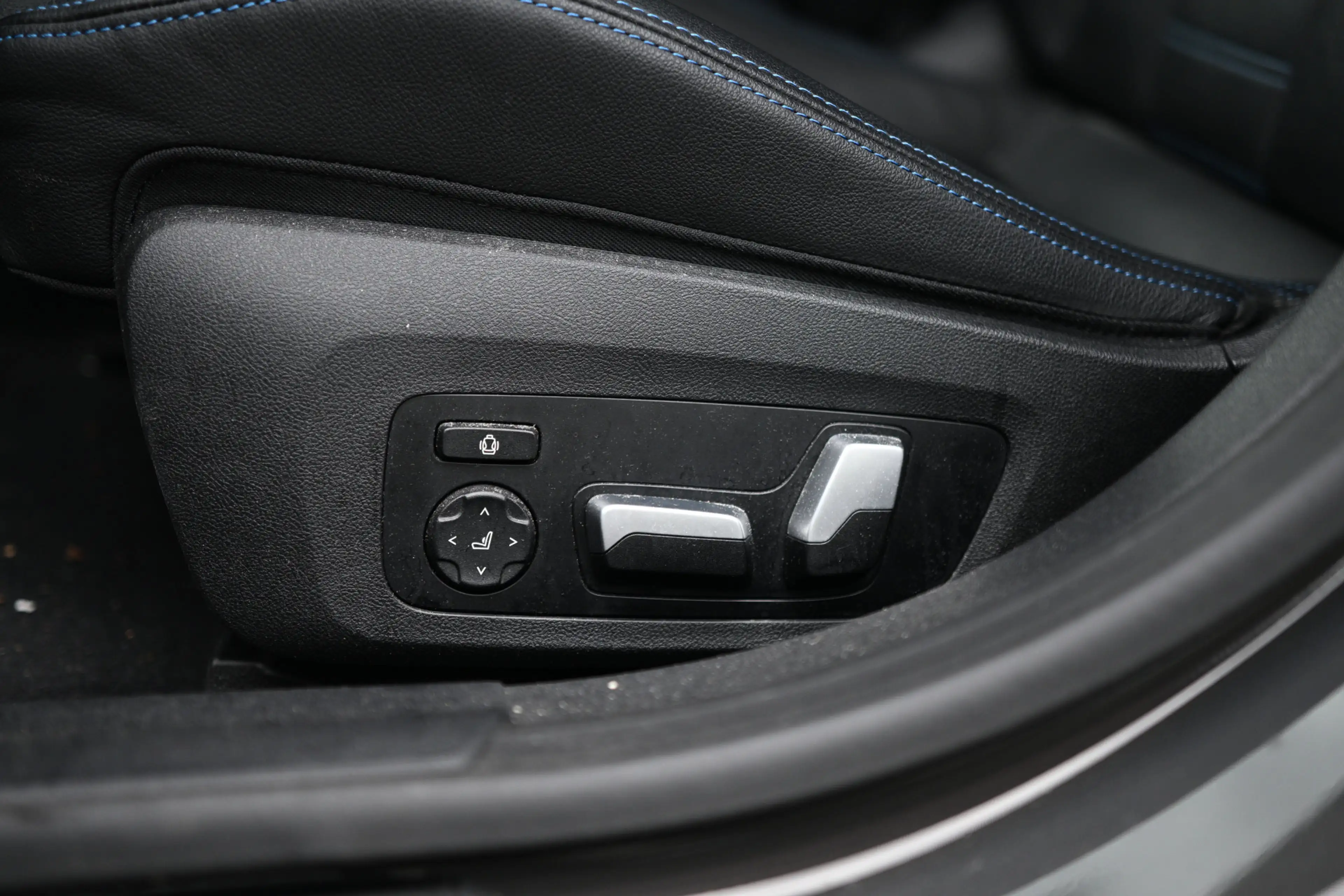 BMW i4 eDrive40 High Executive M Sport / Schuif-kanteldak — photo 12