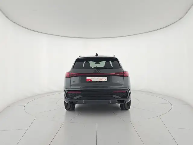 Audi Q5 view 4