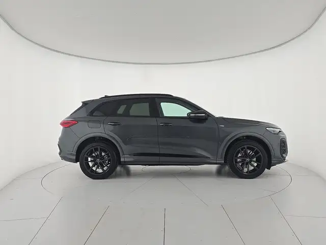 Audi Q5 view 6