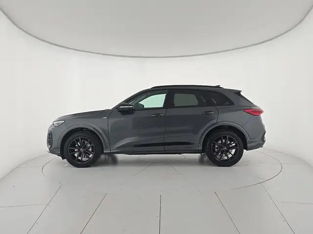 Audi Q5 view 2