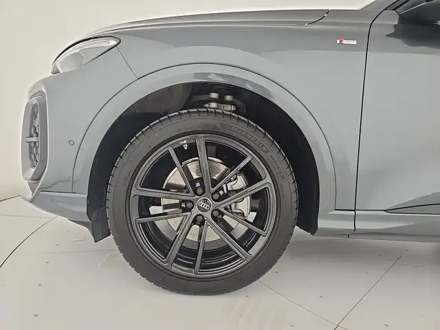Audi Q5 view 9