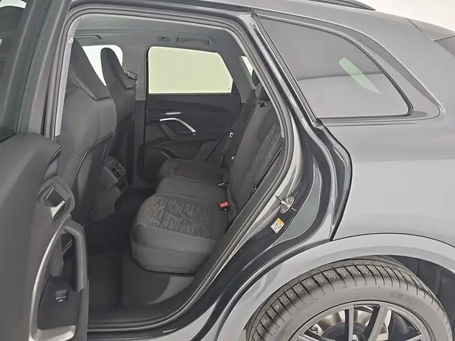 Audi Q5 view 12