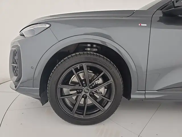 Audi Q5 view 10