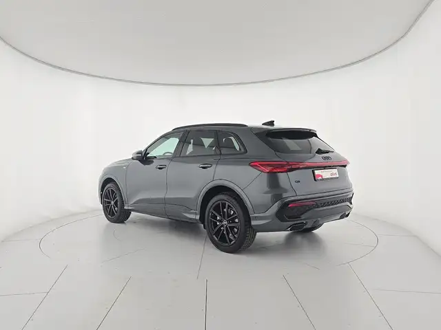 Audi Q5 view 3