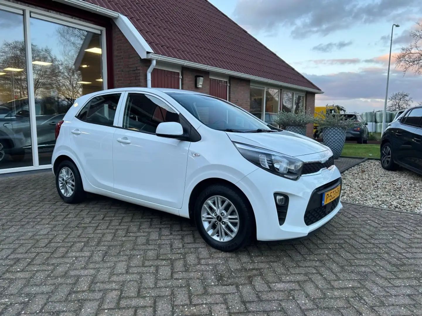 Kia Picanto 1.0 DPI DYNAMICLINE 5-DRS LUXE UITVOERING! Wit - 1