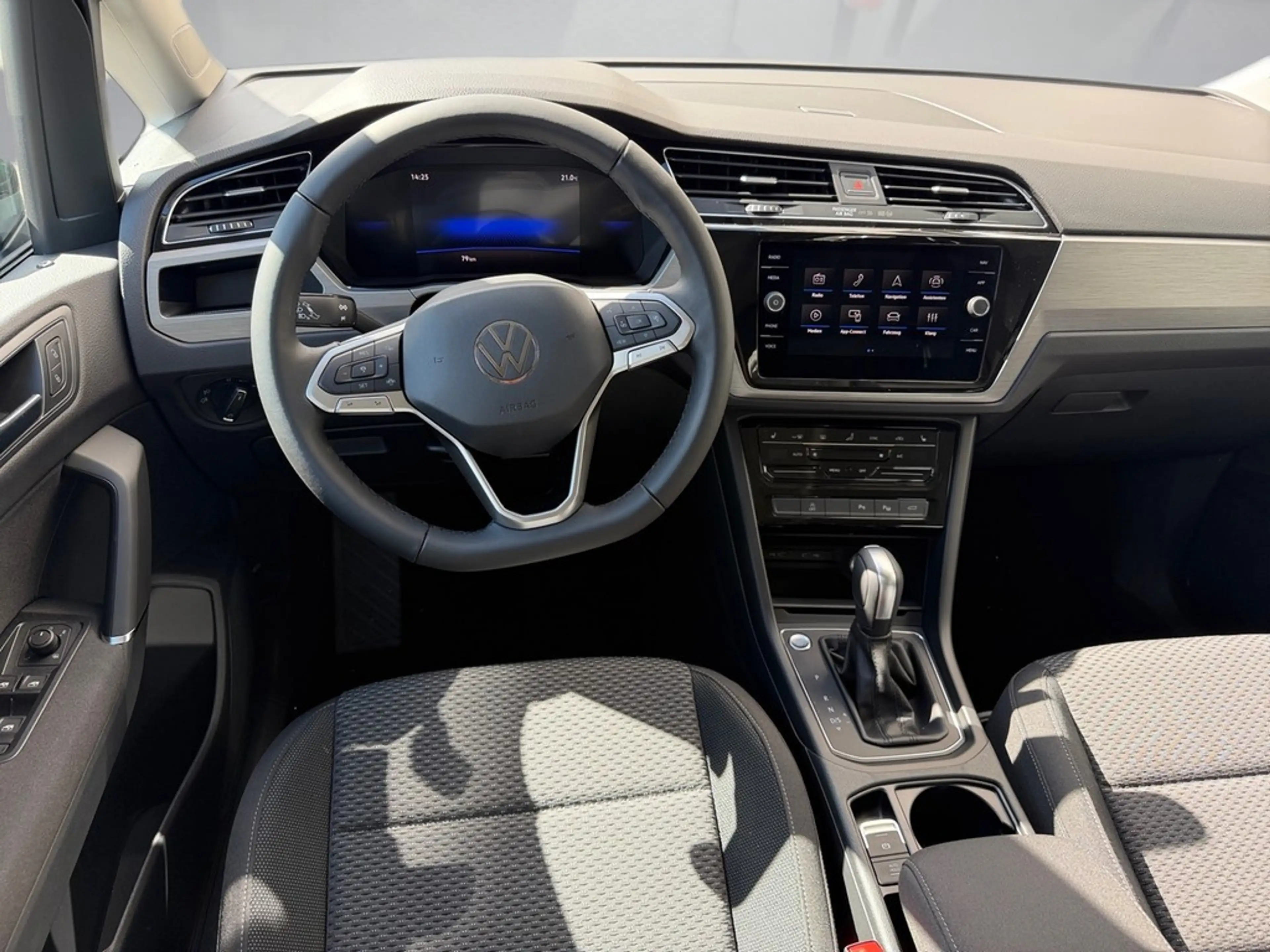 Volkswagen Touran 1,5 l TSI DSG — photo 10