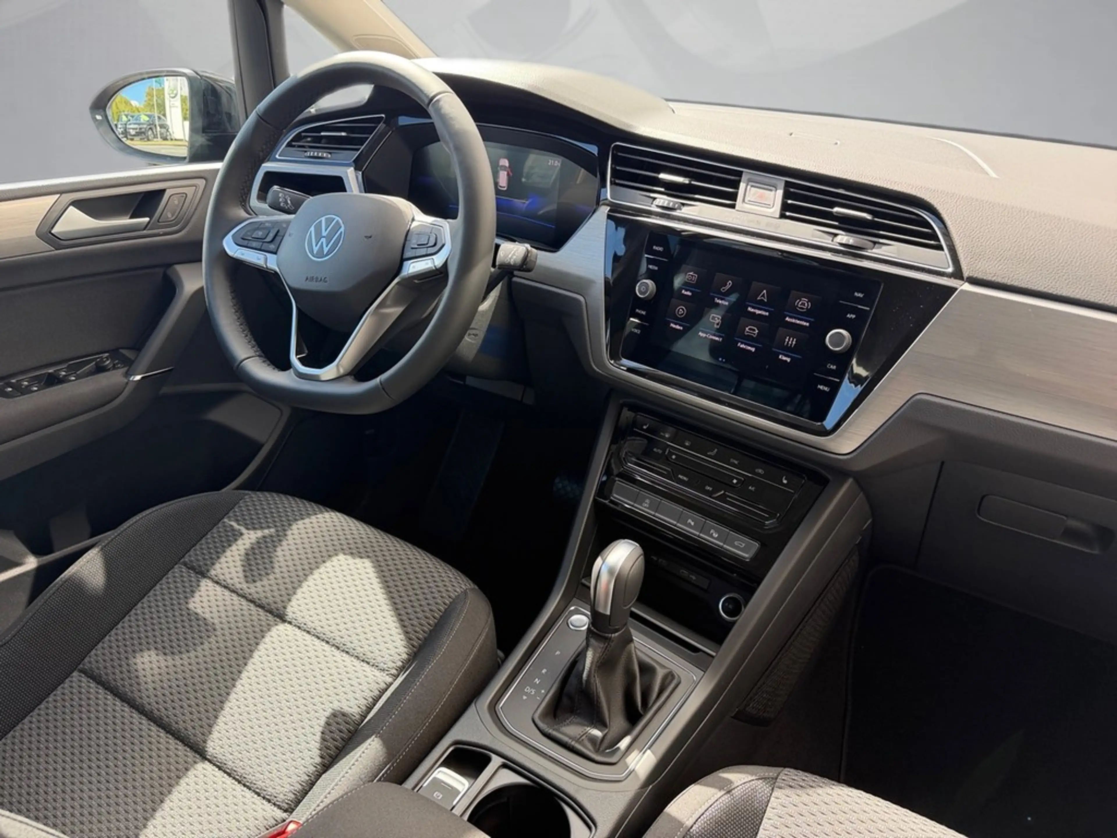 Volkswagen Touran 1,5 l TSI DSG — photo 12