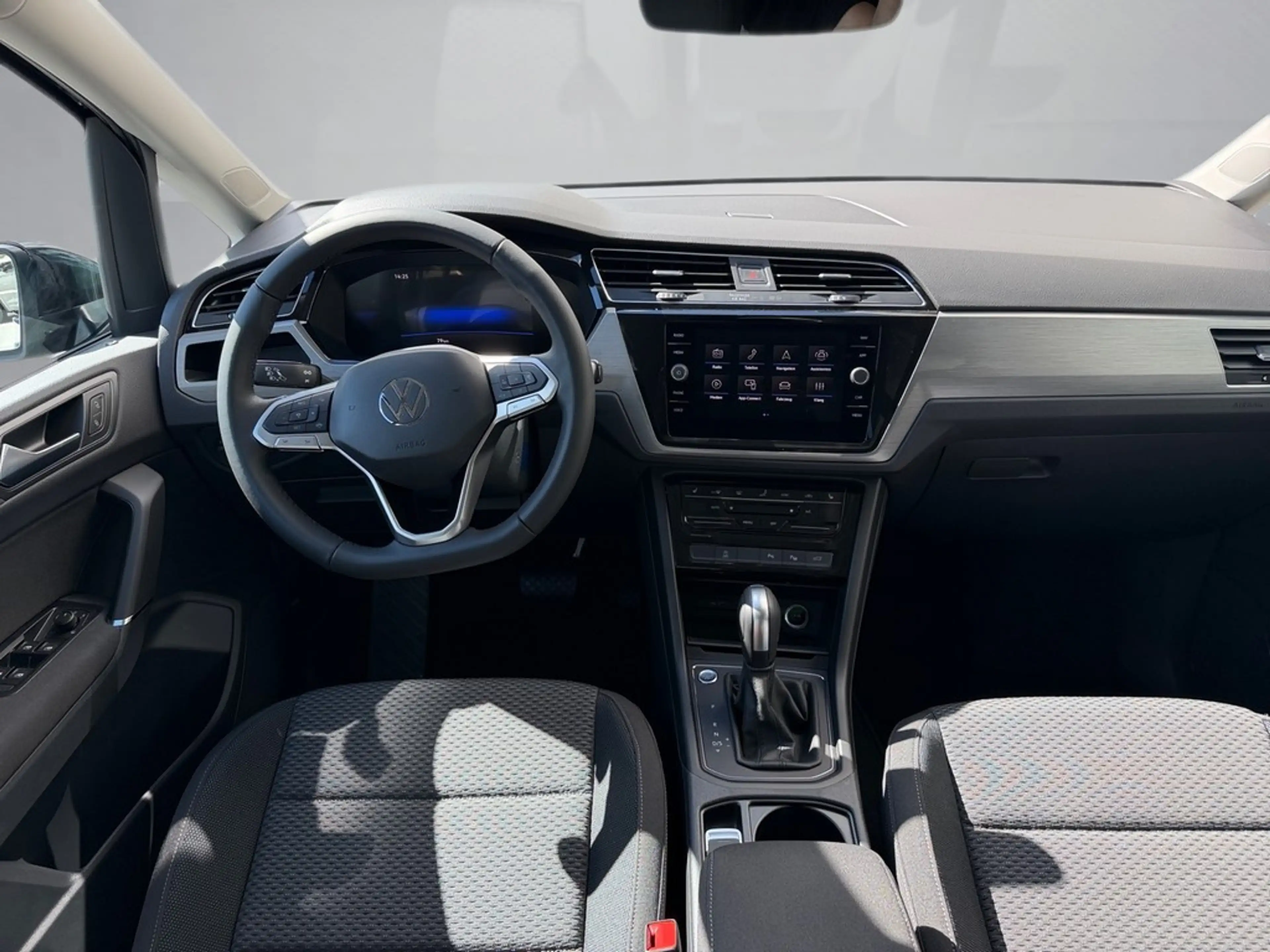 Volkswagen Touran 1,5 l TSI DSG — photo 8