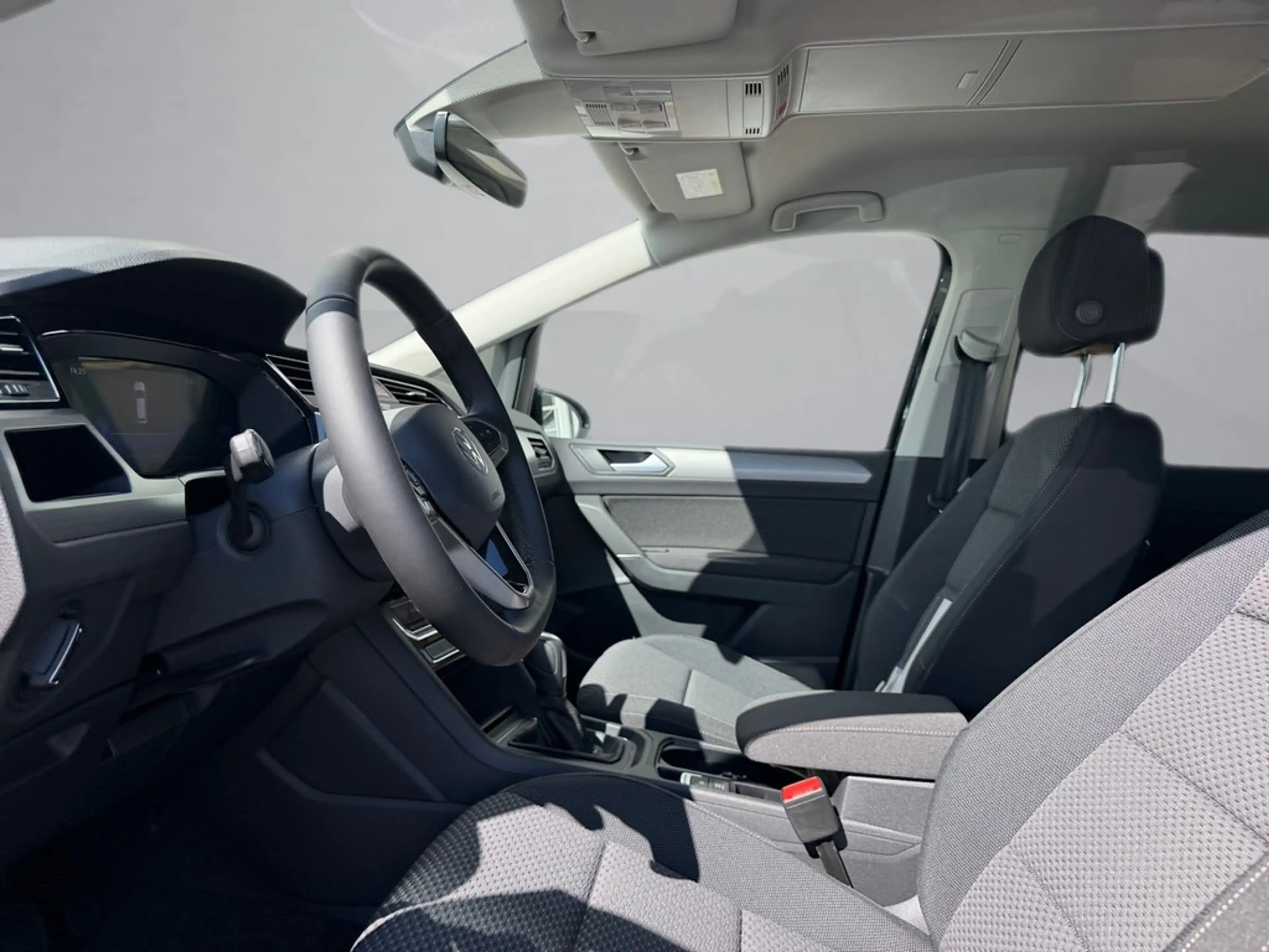 Volkswagen Touran 1,5 l TSI DSG — photo 7