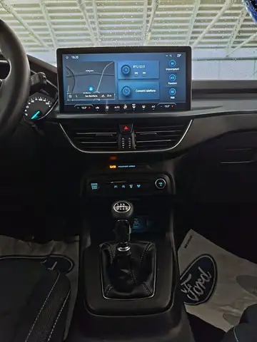 Ford Focus view 3