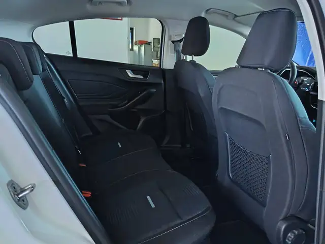 Ford Focus view 12