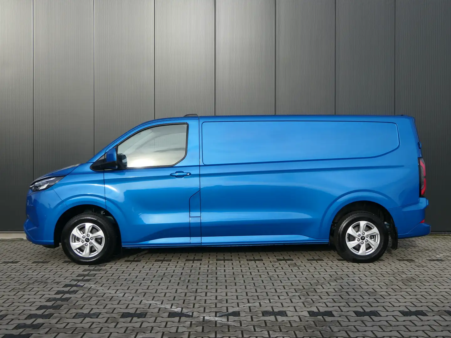 Ford Transit Custom E-Transit 320 L2H1 Limited 65 kWh | Sortimo Inrich Bleu - 2