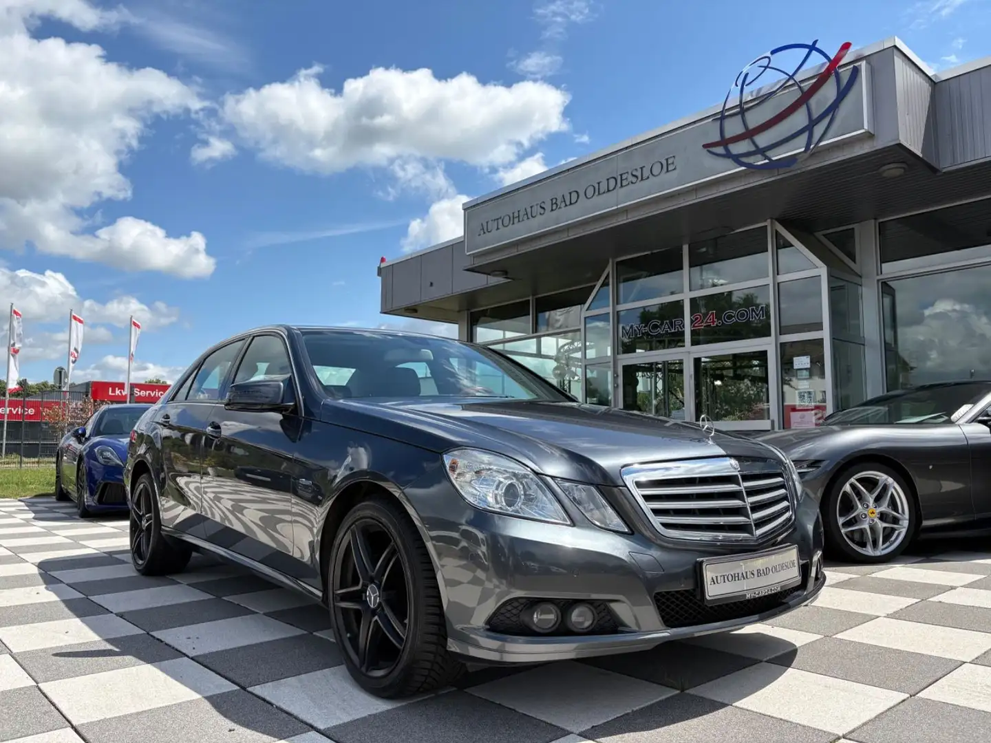 Mercedes-Benz E 200 CGI BlueEfficiency -Automatik Grau - 1