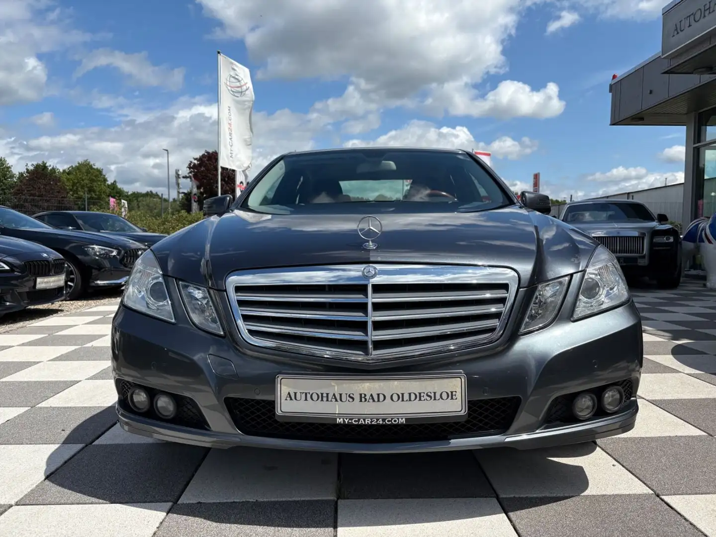 Mercedes-Benz E 200 CGI BlueEfficiency -Automatik Grau - 2