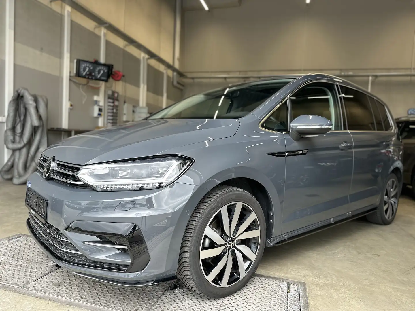 Volkswagen Touran 1,5TSI DSG Highline R-Line Pano IQ Drive Grijs - 1