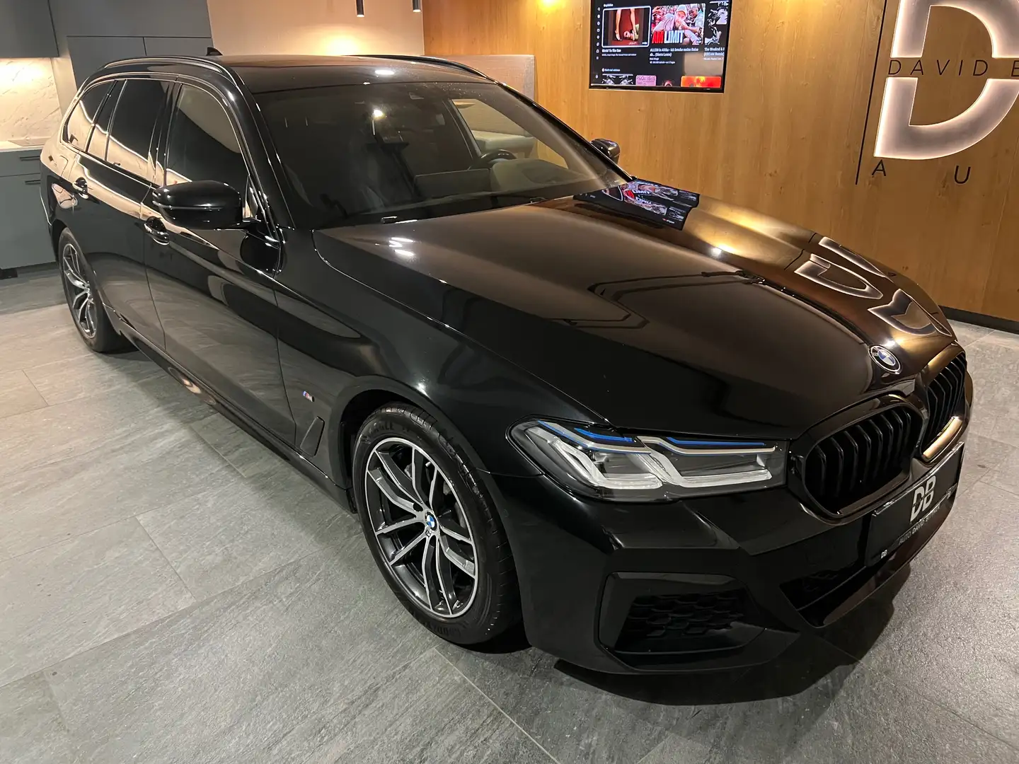 BMW 520 520d xDrive M Sport - Facelift - Laser - AHK - Schwarz - 2