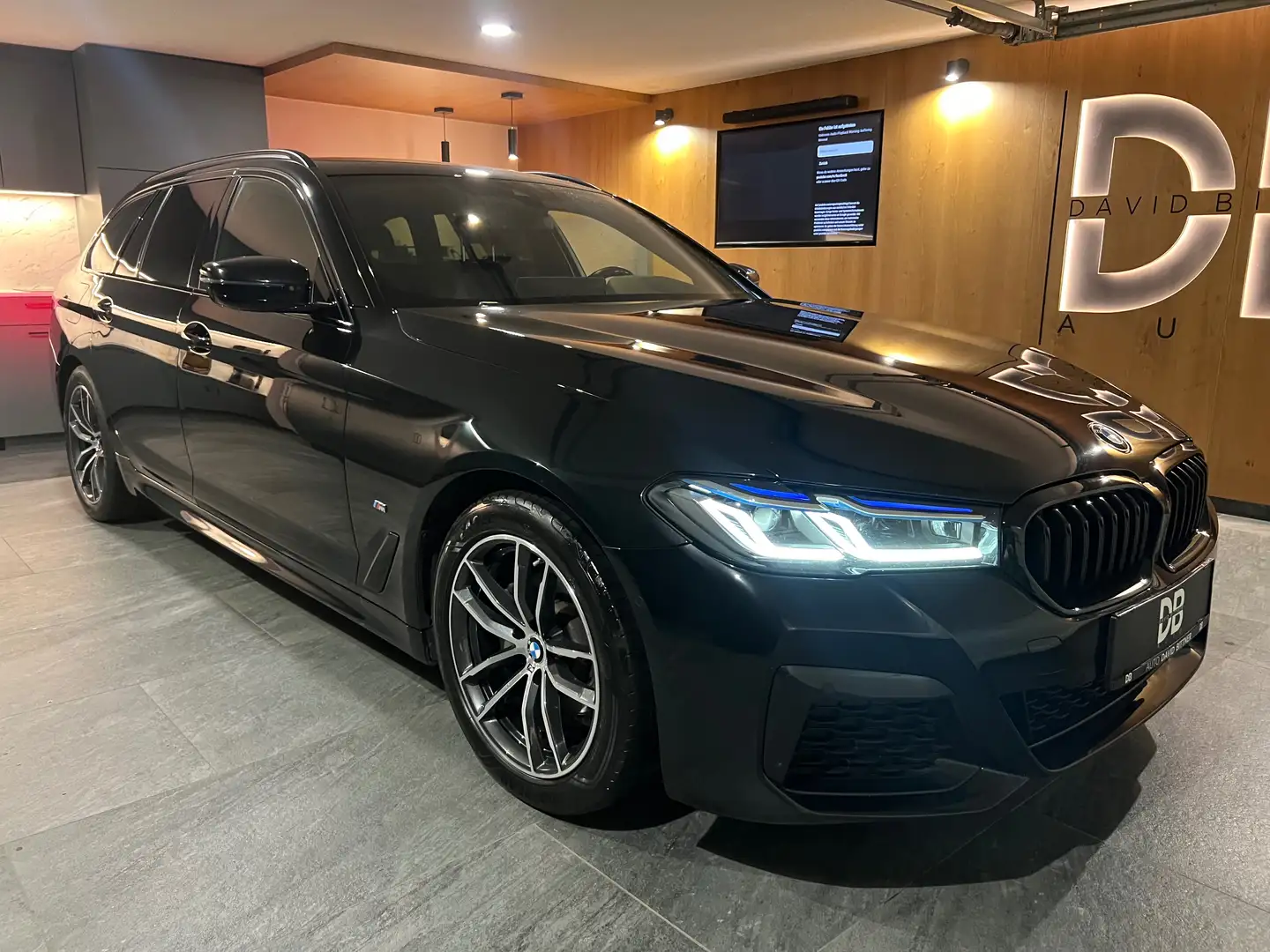 BMW 520 520d xDrive M Sport - Facelift - Laser - AHK - Schwarz - 1