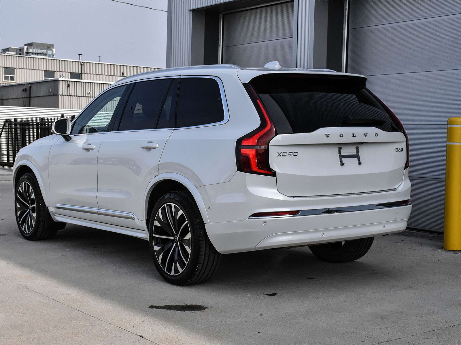 2026 Volvo XC90 B6 AWD Ultra Bright Theme 7-Seater alt 4