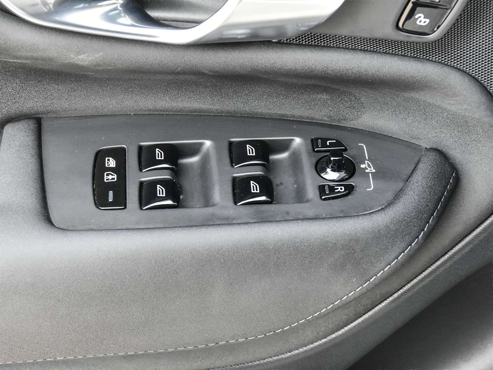 2026 Volvo XC90 B6 AWD Ultra Bright Theme 7-Seater thumb 13