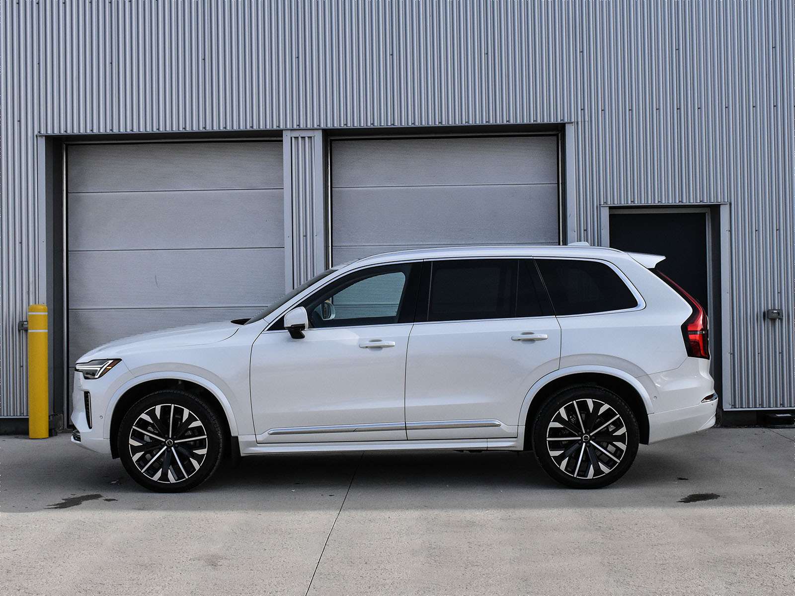 2026 Volvo XC90 B6 AWD Ultra Bright Theme 7-Seater alt 3