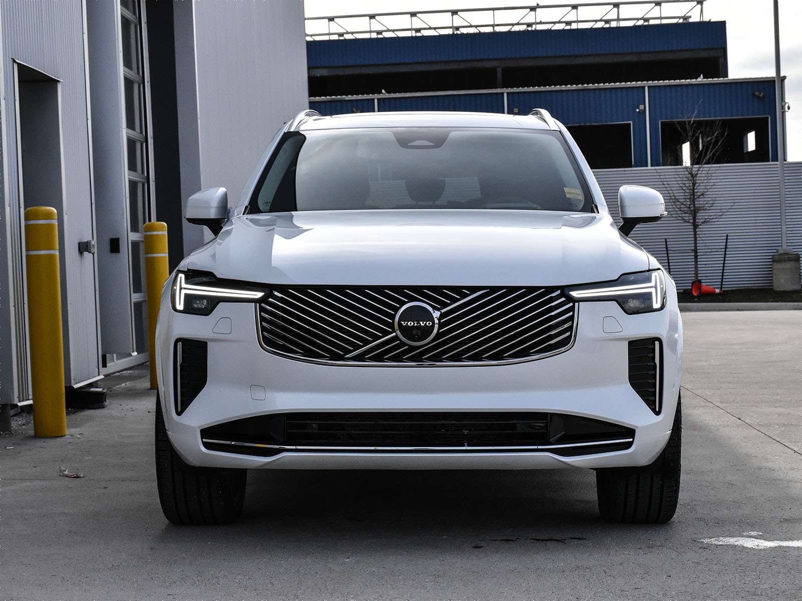 2026 Volvo XC90 B6 AWD Ultra Bright Theme 7-Seater alt 2