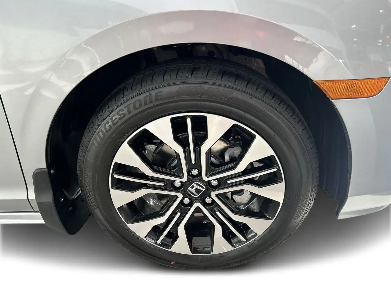 Honda Odyssey снимка Honda Odyssey