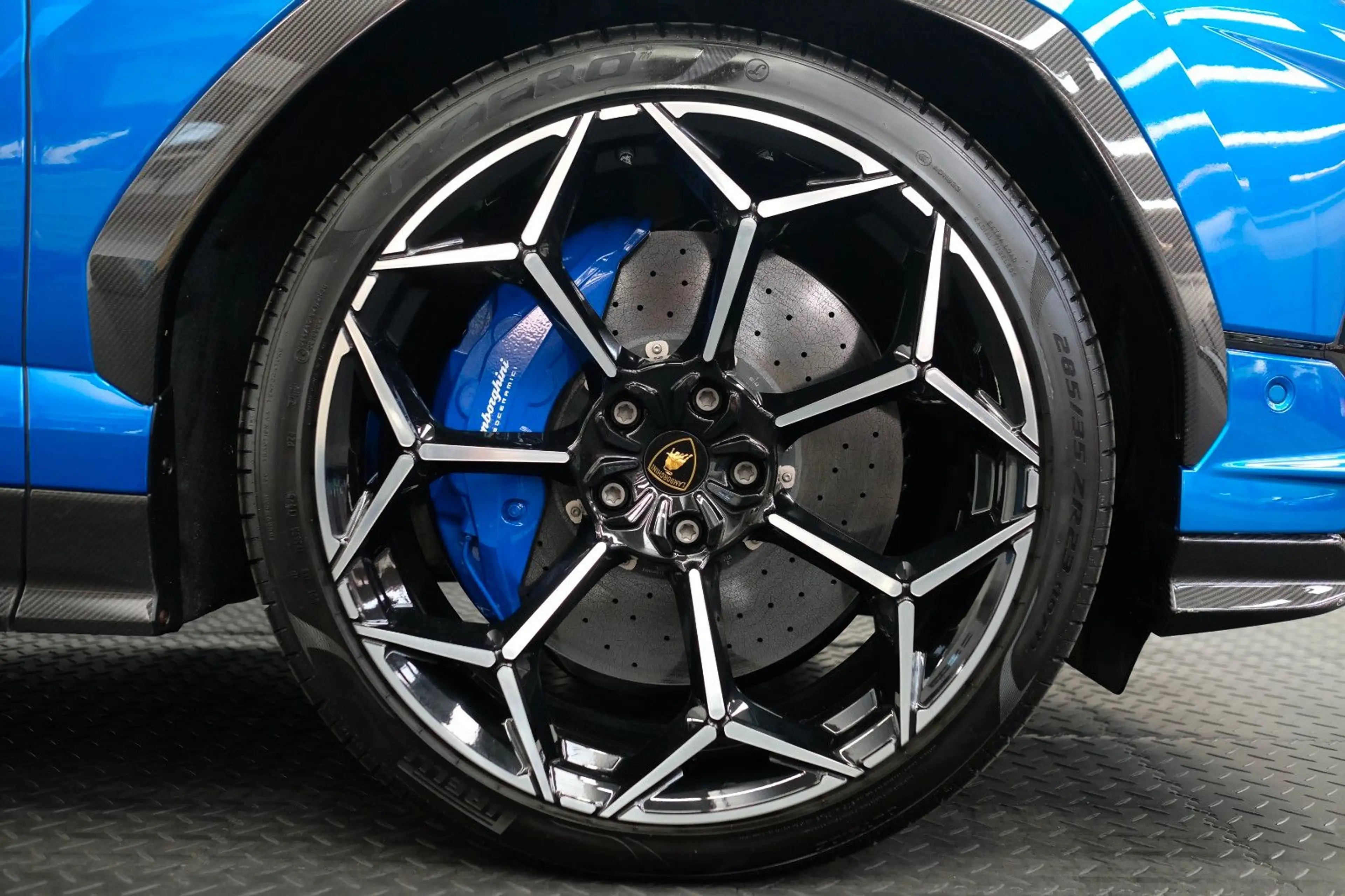 Lamborghini Urus Performante/CARBON BONNET/PANO/B&O/AKRAPOVI — photo 10