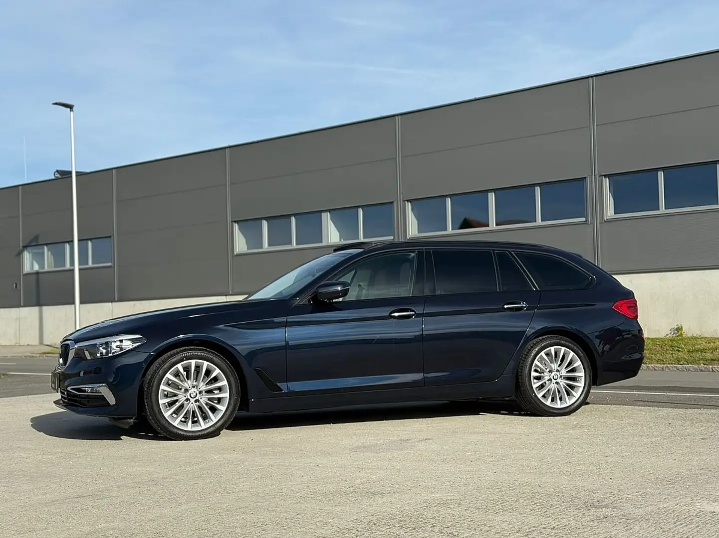 BMW 520 d xDrive Luxury Line Individual Pano/Head-Up Blau - 2