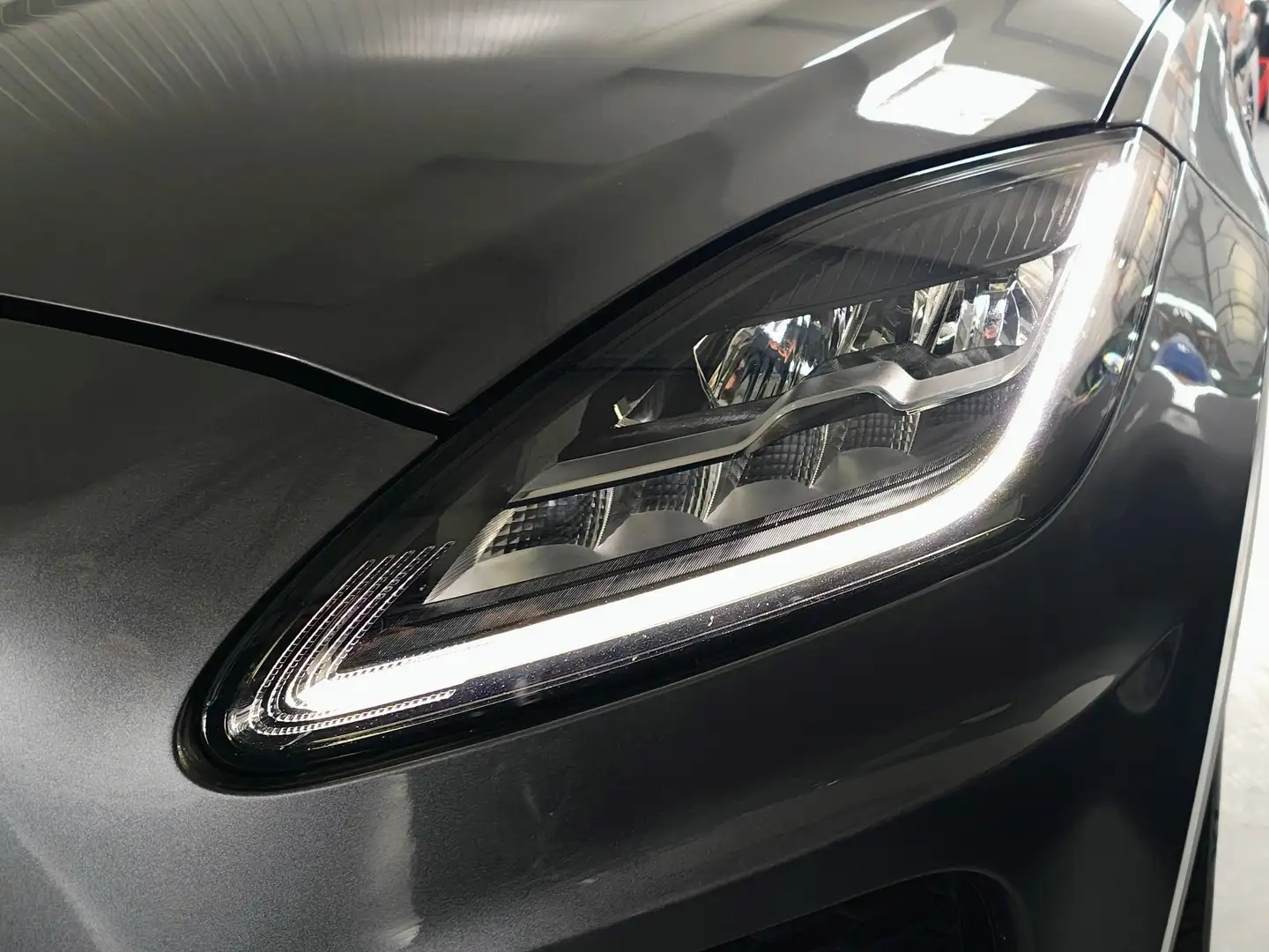 Jaguar E-Pace E-PACE D150 R-DYNAMIC S AWD *BLACK-PACK* *LED* Grau - 2