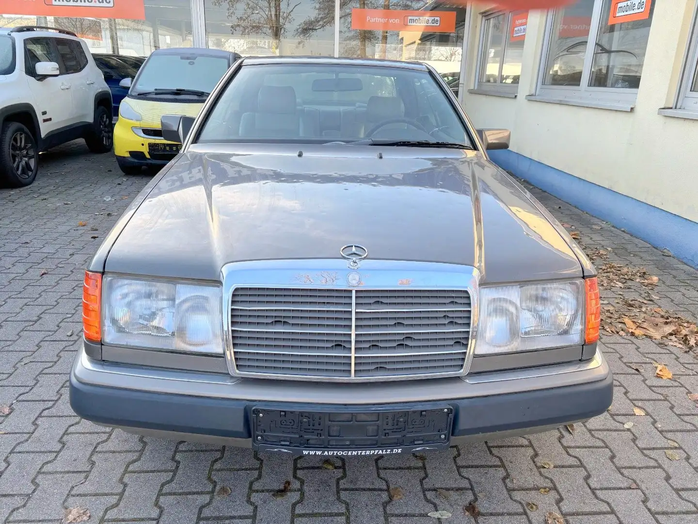 Mercedes-Benz 300 CE 124 Auto. Leder Klima Sitzh. H-Zulassung Gri - 2