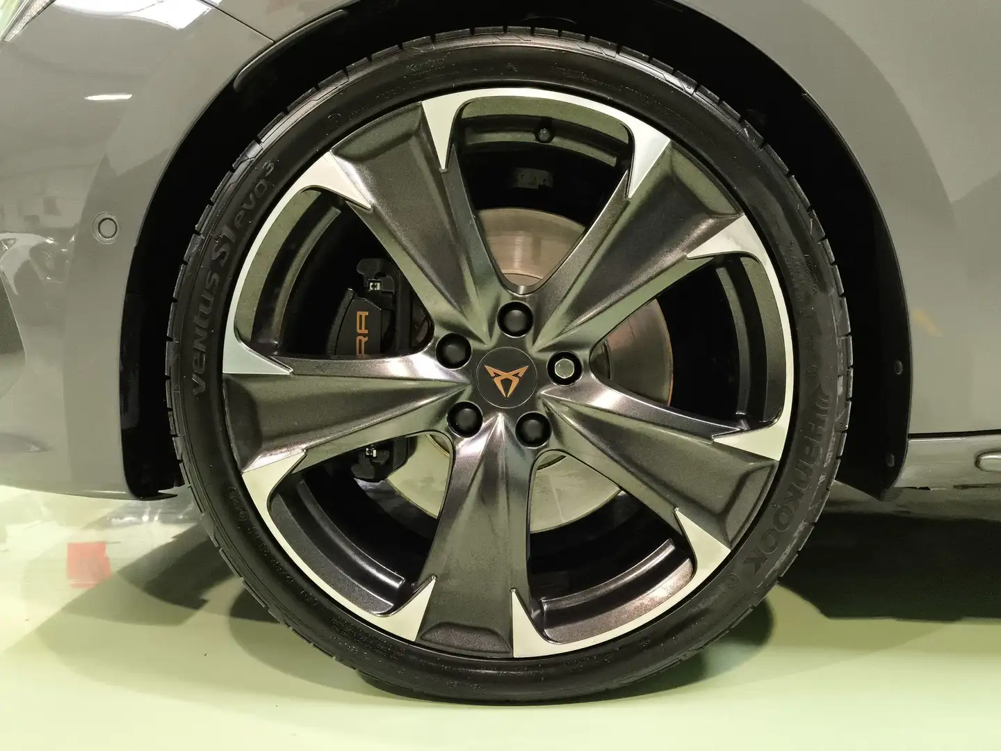 CUPRA Leon 2.0 TSI VZ DSG 221Kw Grijs - 2