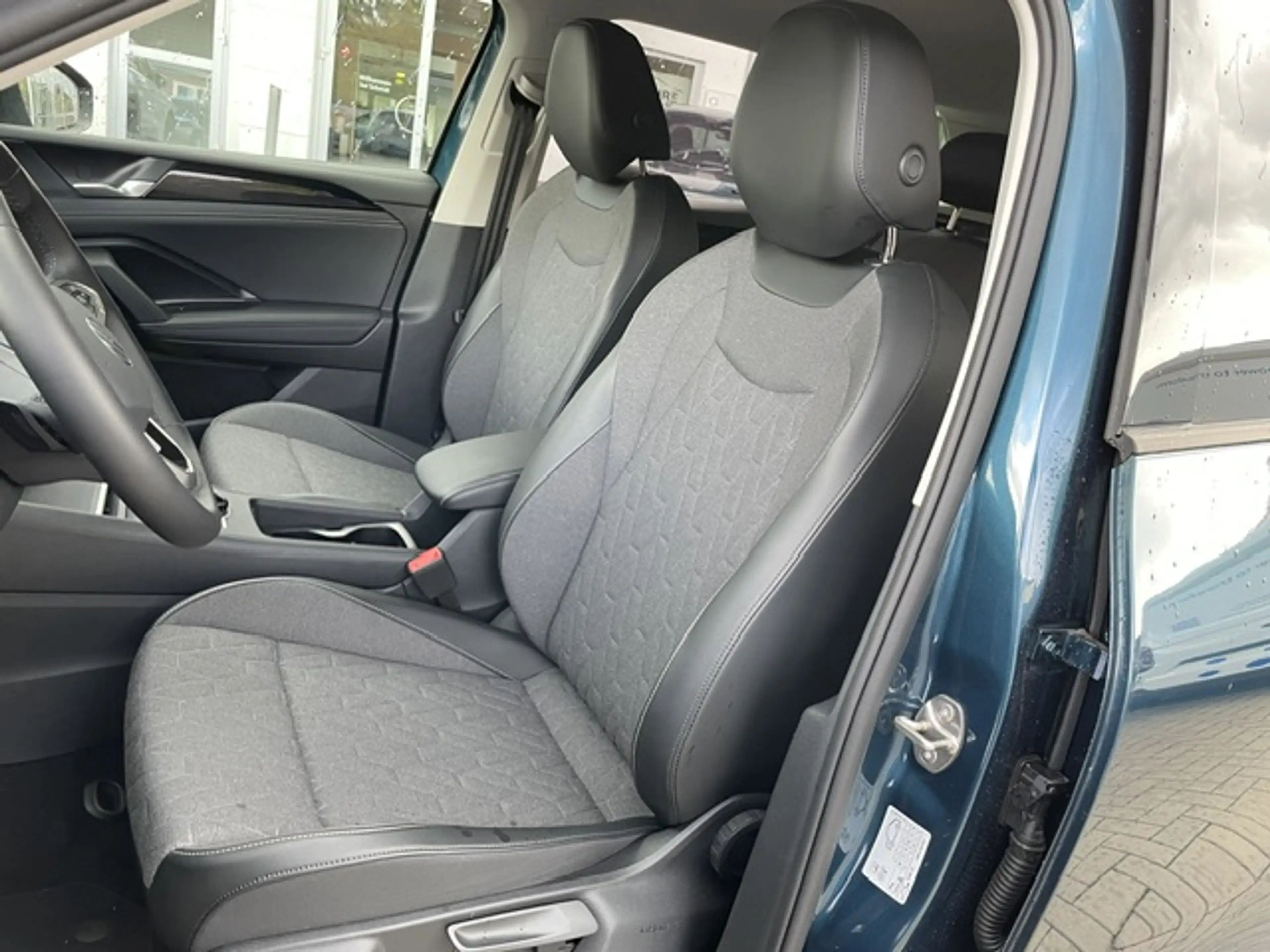 Volkswagen Tiguan 1.5TSi DSG Life 18Zoll AHK R-Kamera Navi ACC Si... — photo 11