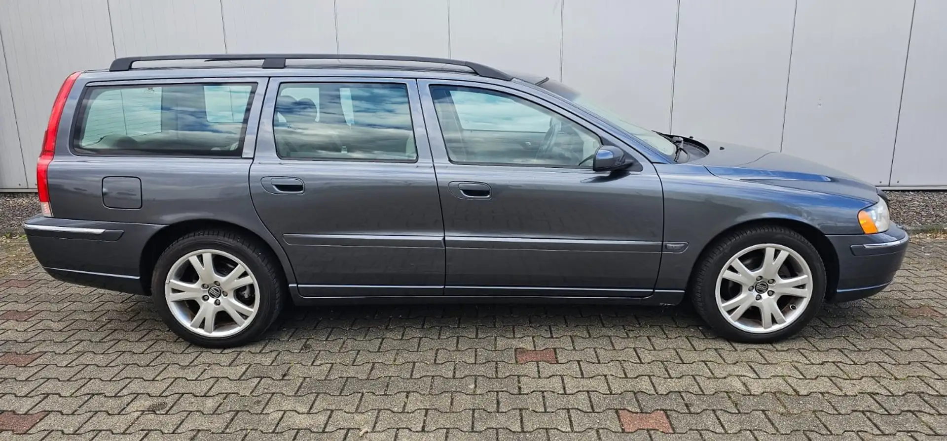 Volvo V70 2.4 Aut. Edition Sport Beżowy - 2