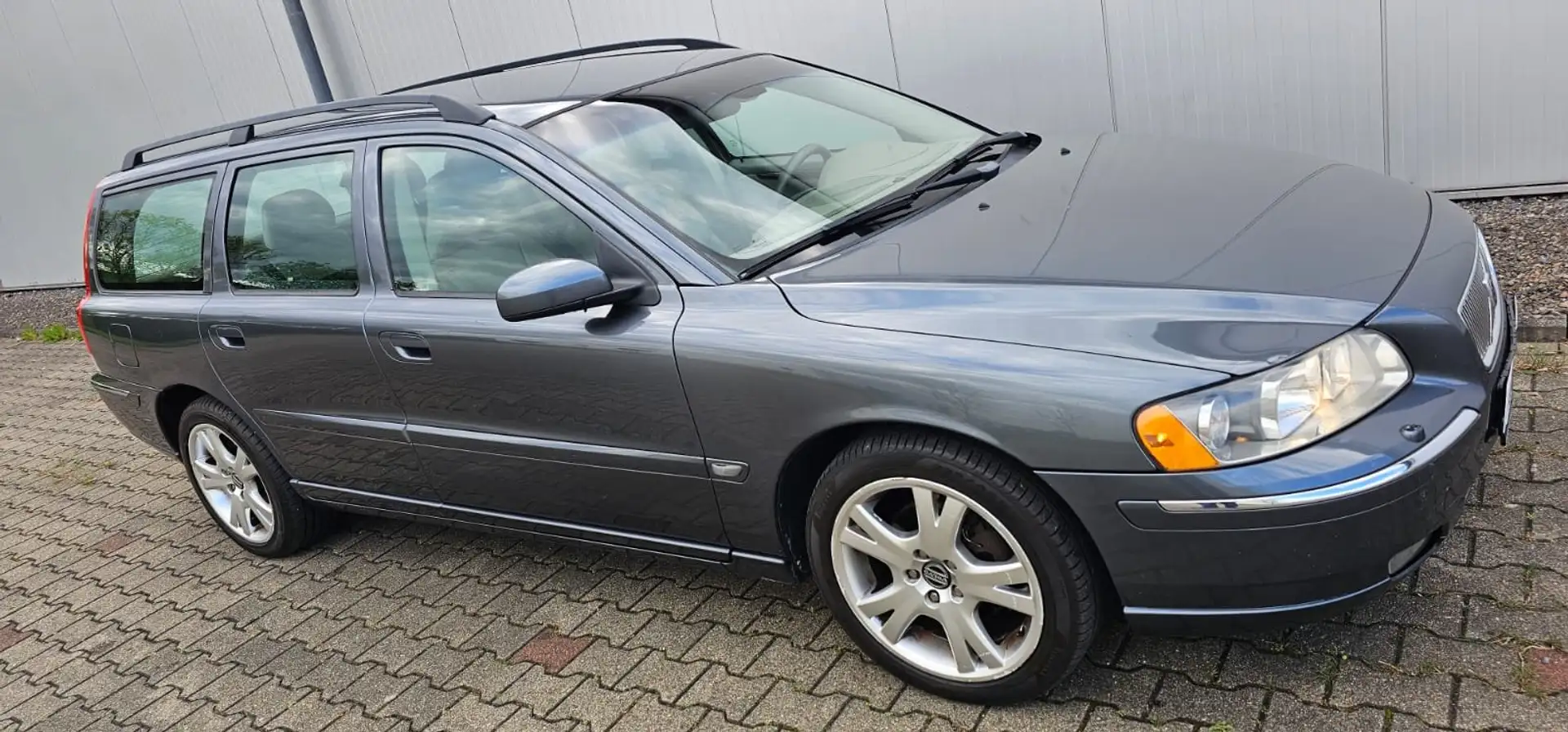 Volvo V70 2.4 Aut. Edition Sport Beżowy - 1