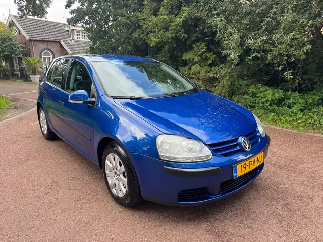Volkswagen Golf view 3