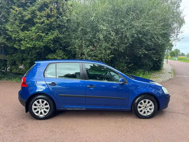 Volkswagen Golf view 4
